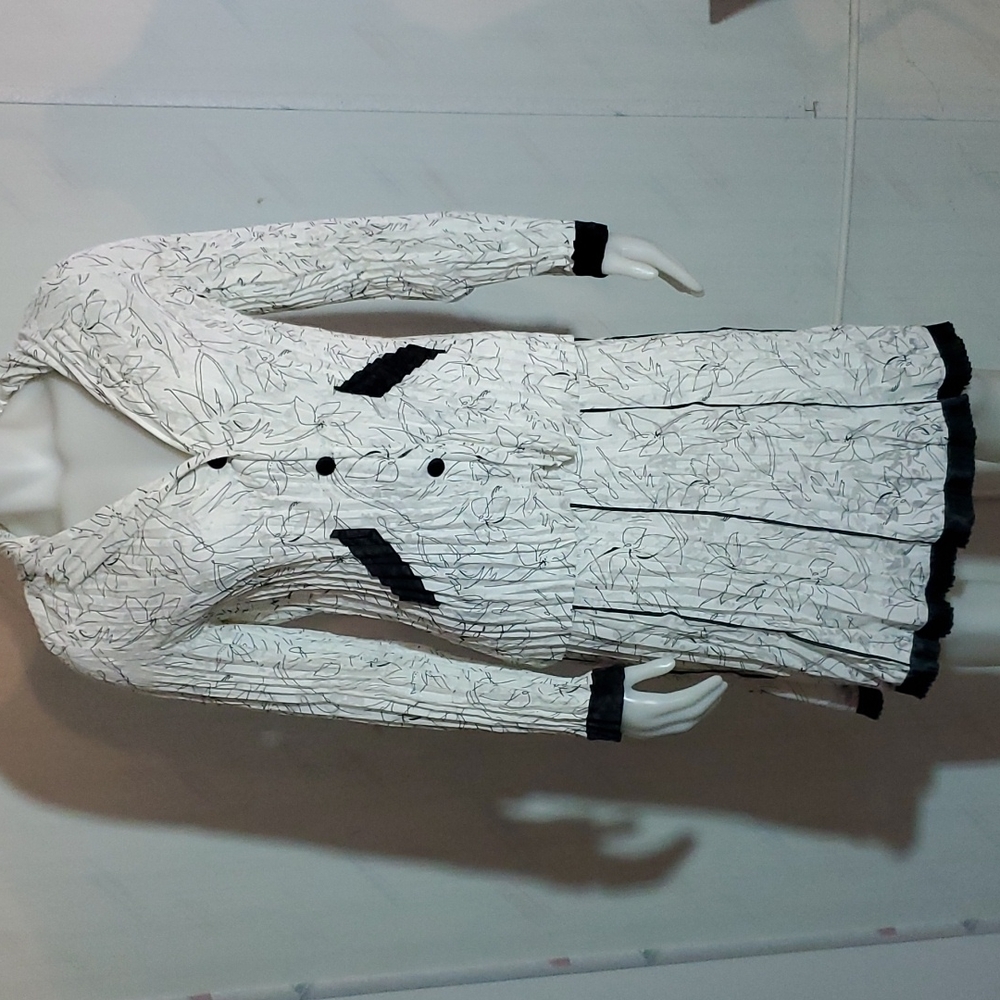 White and black two-piece skirt and top suit set